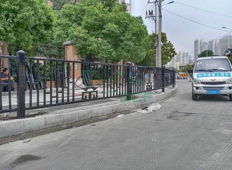 道路護欄的設(shè)計應(yīng)考慮哪些因素 道路護欄的設(shè)計應(yīng)考慮哪些因素